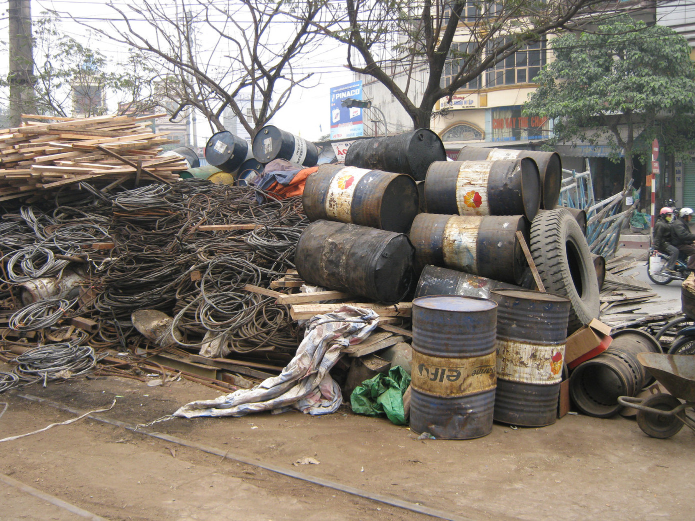 Vật liệu đổ ngay sát đường sắt