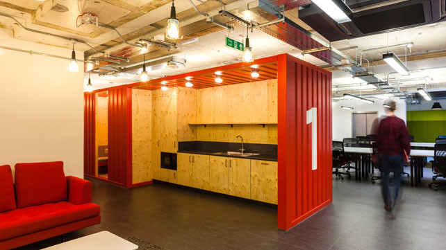 Mỗi tầng có nhiều phòng, ánh sáng thắp sáng tất cả văn phòng 