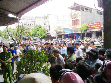 Người dân vây kín tiệm vàng, nơi án mạng vừa xảy ra.