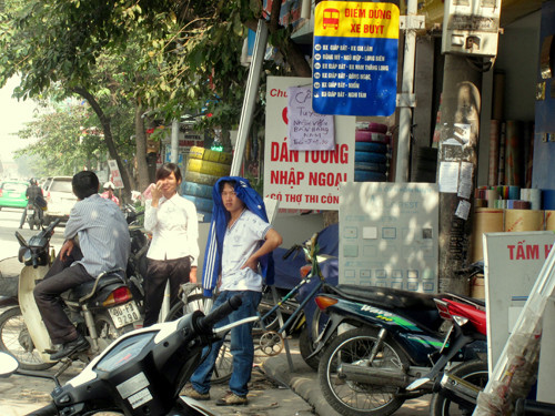 Chiếm dụng không gian nơi điểm chờ xe buýt, đẩy người đứng đợi xe phỉa xuống lòng đường.