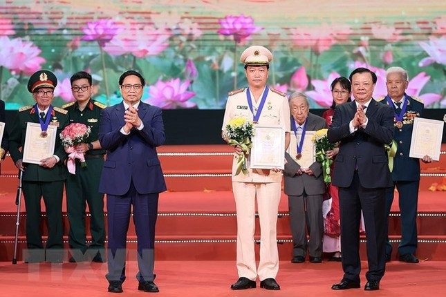 Thủ tướng Phạm Minh Chính và Bí thư Thành ủy Thành phố Hà Nội Đinh Tiến Dũng trao danh hiệu Công dân Thủ đô ưu tú năm 2023 cho Trung tá Chu Văn Thanh - Đội trưởng Đội Cảnh sát Điều tra Tội phạm về Ma túy, Công an quận Thanh Xuân. Ảnh: Dương Giang/TTXVN