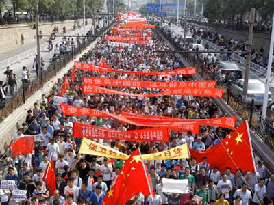 Người biểu tình ở thành phố Trịnh Châu, Trung Quốc. Ước tính có tới 60.000 người tham gia các cuộc biểu tình phản đối việc chính phủ Nhật mua nhóm dảo mà Nhật hiện quản lý trên thực tế và gọi là Senkaku, còn người Trung Quốc gọi là Điếu Ngư trên biển Hoa Đông. Sáng nay, các hoạt động phản đối vẫn tiếp tục tại nhiều nơi trong đó có Bắc Kinh, Thượng Hải, Quảng Châu. Hàng nghìn người tụ tập bên ngoài sứ quán Nhật, thét lên các khẩu hiệu. Quanh lãnh sự quán Nhật ở Thượng Hải có khoảng 1.000 người kéo đến bất chấp chướng ngại vật mà cảnh sát dựng lên