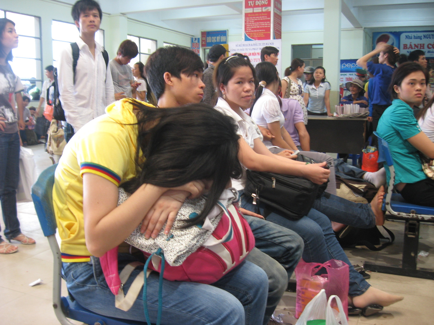 Gục trên hành lý đợi về nhà. Ảnh: Văn Việt