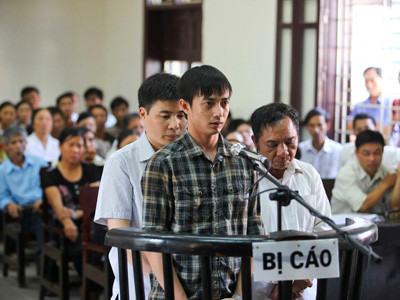 Ba bị cáo Nguyễn Thanh Hải (áo kẻ), Nguyễn Văn Đôi (phải) và Lê Hồng Duân tại tòa. Ba bị cáo