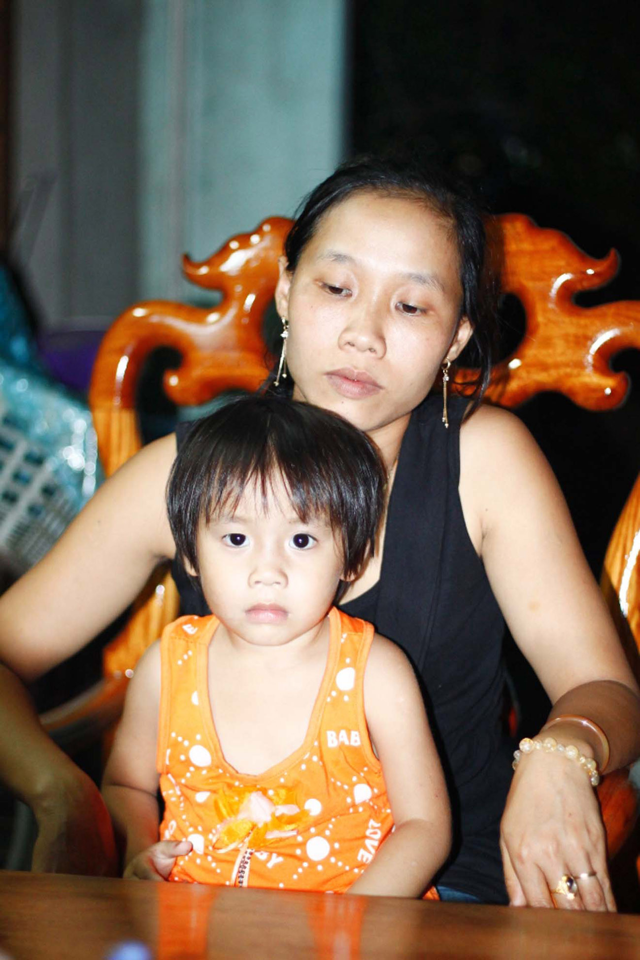 Chị Đào tranh thủ từ Lào về thăm con Ảnh: Nguyễn Huy. Chị Đào tranh thủ từ Lào về thăm con Ảnh: Nguyễn Huy