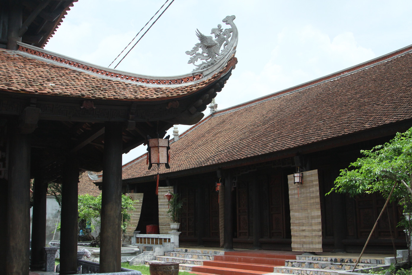 Một góc máy của phương đình trong khu nhà