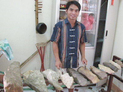 A Huynh và bộ đàn đá 11 phiến do anh sáng tạo