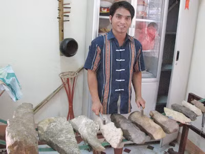 A Huynh và bộ đàn đá 11 phiến do anh sáng tạo
