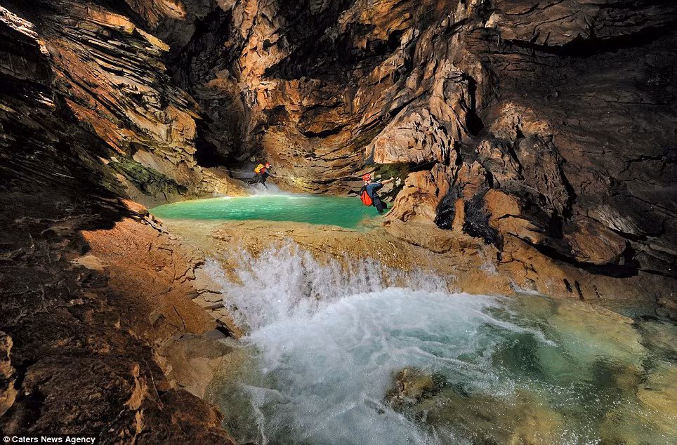 Bên trong động ở Borneo
