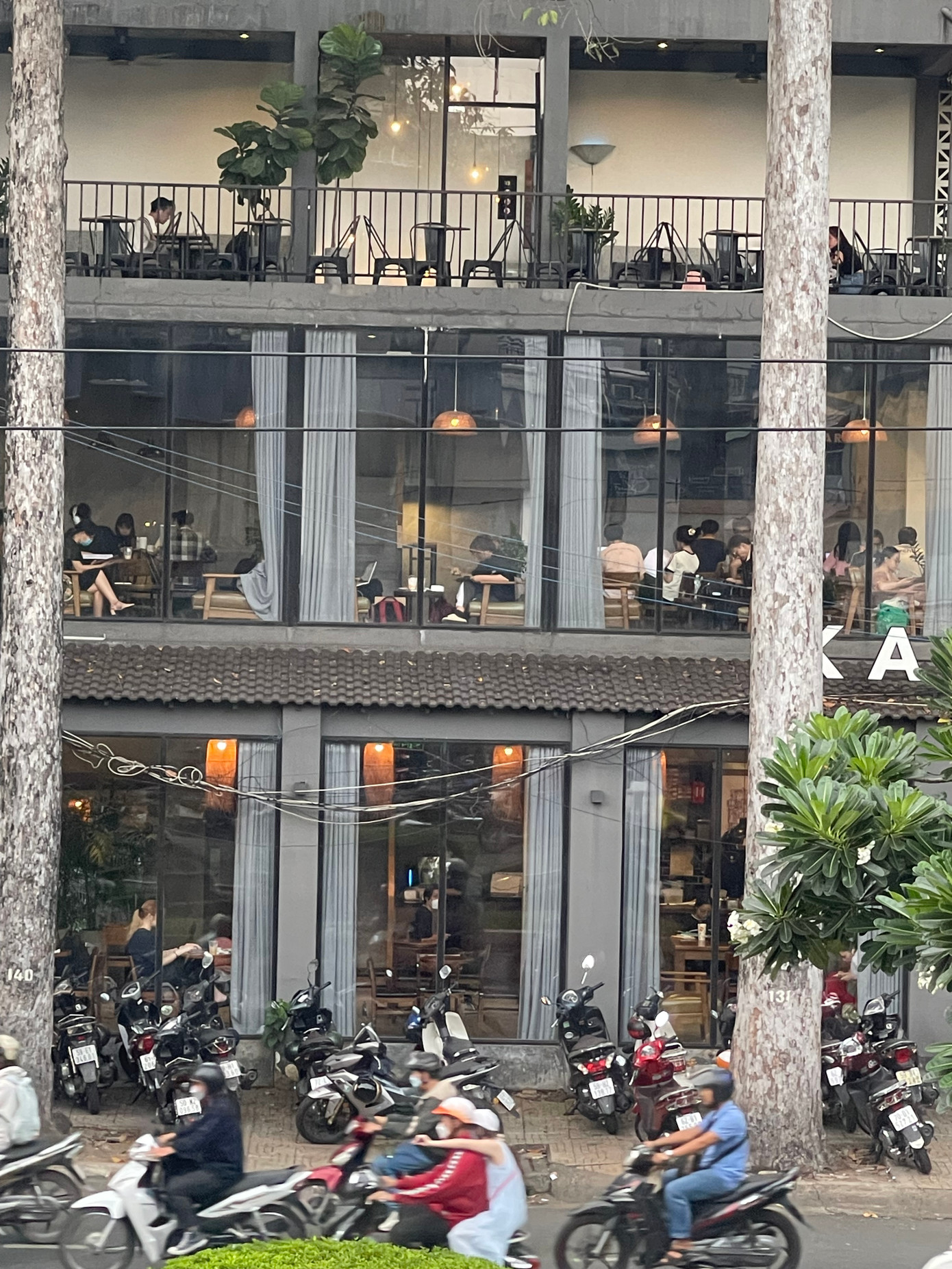 Quán cafe đông đúc các bạn trẻ vào tránh nóng và đối phó giá điện tăng.