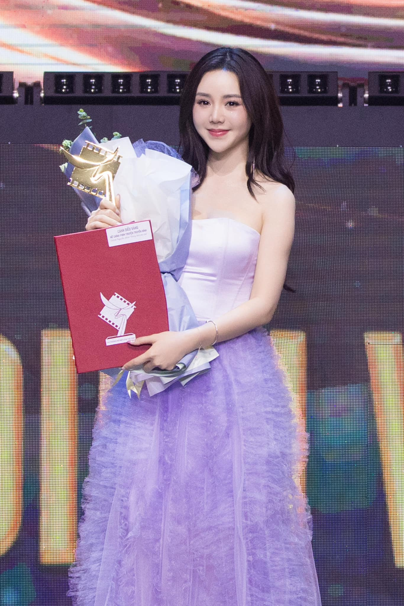 Trong Đừng làm mẹ cáu, Quỳnh Kool hoá thân vào cuộc đời Hạnh - cô gái thôn quê nghèo, trung thực. Giải nữ chính phim truyện truyền hình hứa hẹn sẽ là đòn bẩy để đẩy nữ diễn viên tiến xa hơn trong tương lai. Trong Đừng làm mẹ cáu, Quỳnh Kool hoá thân vào cuộc đời Hạnh - cô gái thôn quê nghèo, trung thực. Giải nữ chính phim truyện truyền hình hứa hẹn sẽ là đòn bẩy để đẩy nữ diễn viên tiến xa hơn trong tương lai.