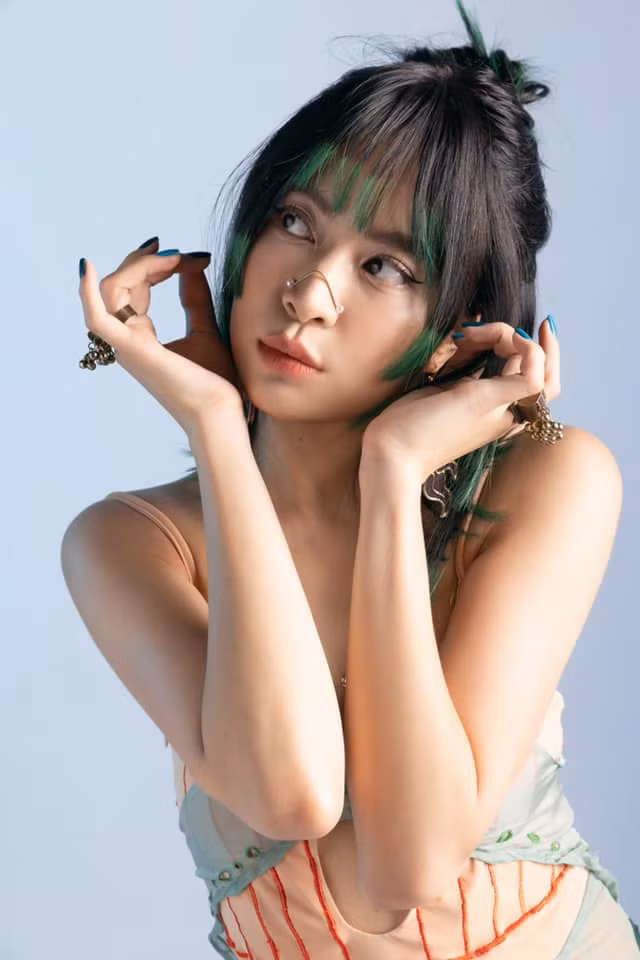 Hoàng Thùy Linh.