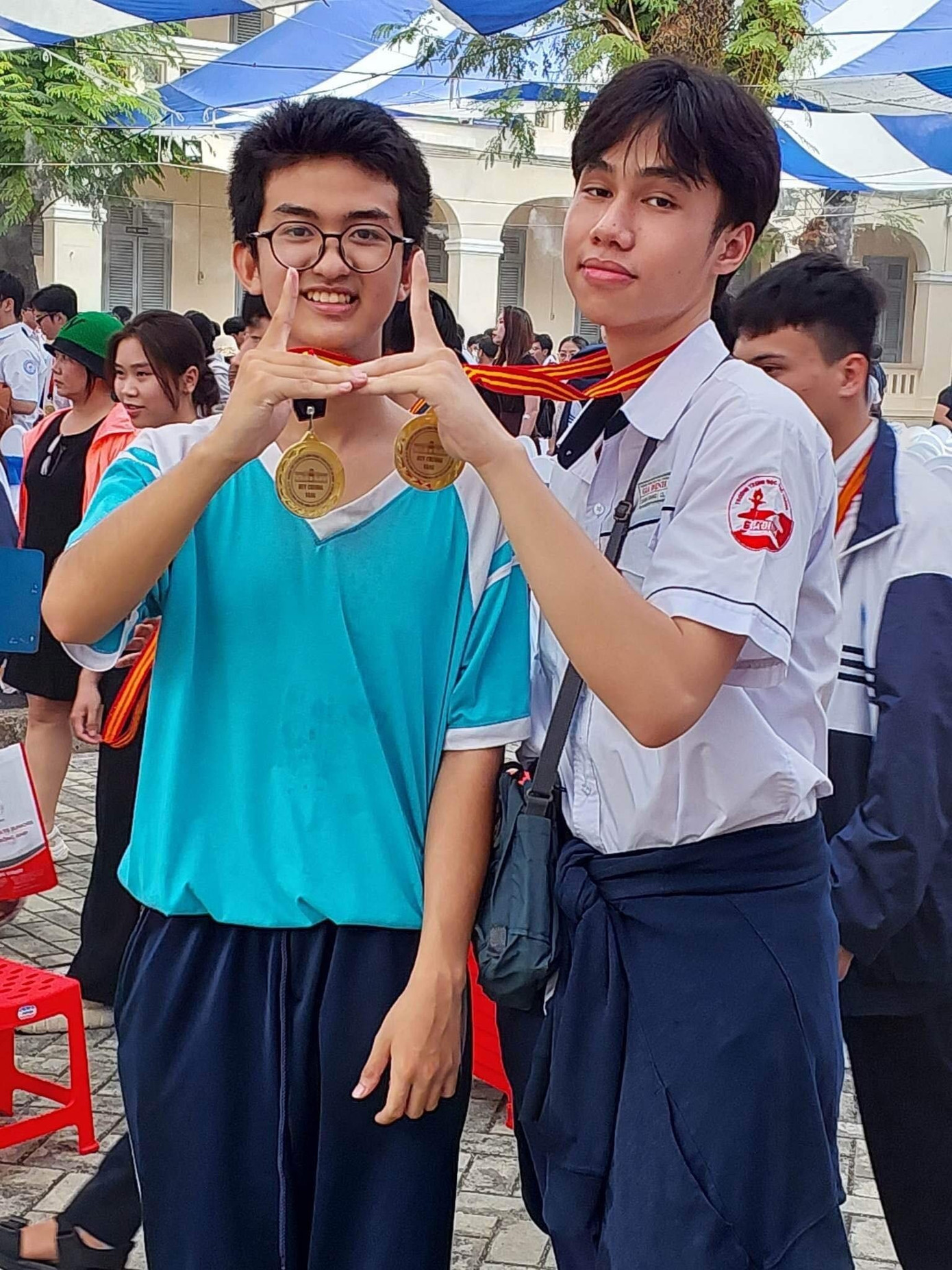 Nguyễn Quang Đăng (bên phải) học giỏi Lý và đam mê nhạc rap. Nguyễn Quang Đăng (bên phải) học giỏi Lý và đam mê nhạc rap.