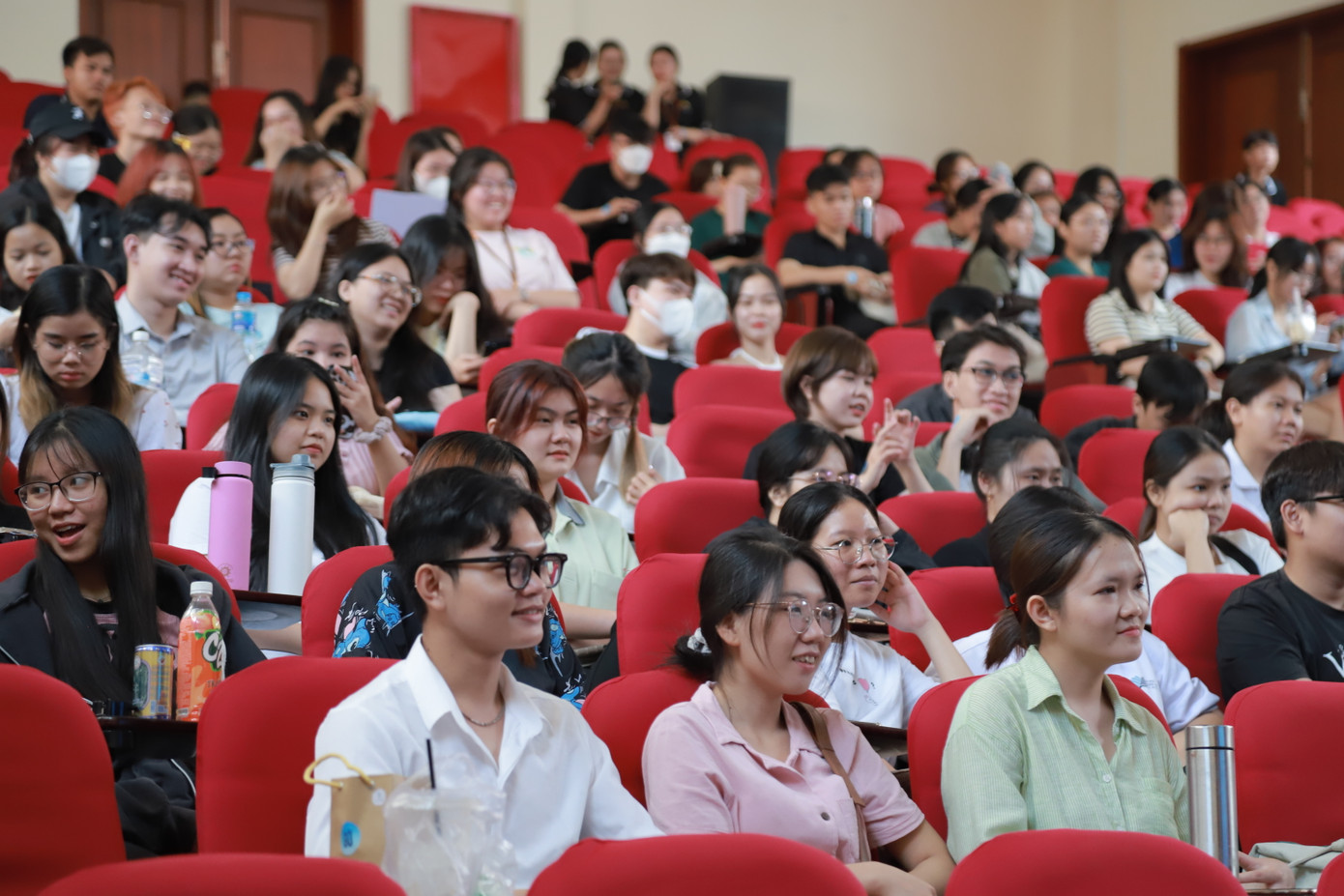 Buổi tọa đàm Gỡ - Thoát khỏi đại dương suy nghĩ thu hút rất đông sinh viên tham gia.