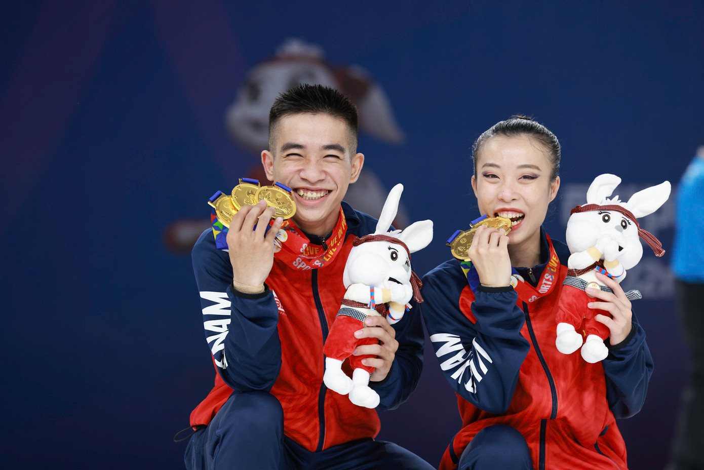 Hai vận động viên Trần Ngọc Thúy Vi và Lê Hoàng Phong giành Huy chương Vàng đôi nam nữ. (Ảnh: Quỷ Cốc Tử)