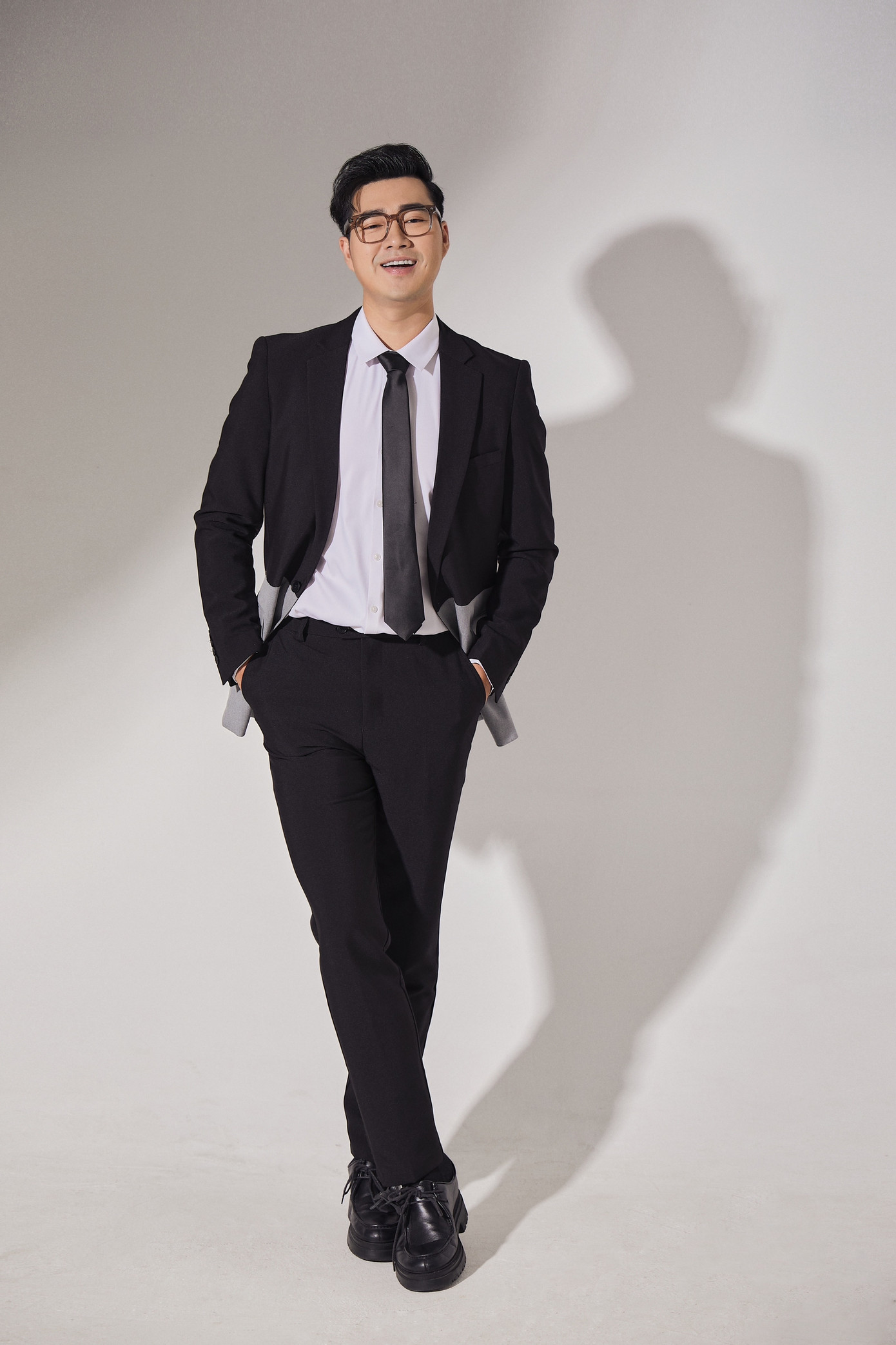 Thầy Beo U40 sở hữu kênh TikTok gần 5 triệu theo dõi với hơn 2,2 tỷ lượt xem và kênh YouTube có 1,42 triệu người đăng ký, có tổng lượt xem gần 1,3 tỷ. Thầy Beo U40 sở hữu kênh TikTok gần 5 triệu theo dõi với hơn 2,2 tỷ lượt xem và kênh YouTube có 1,42 triệu người đăng ký, có tổng lượt xem gần 1,3 tỷ.