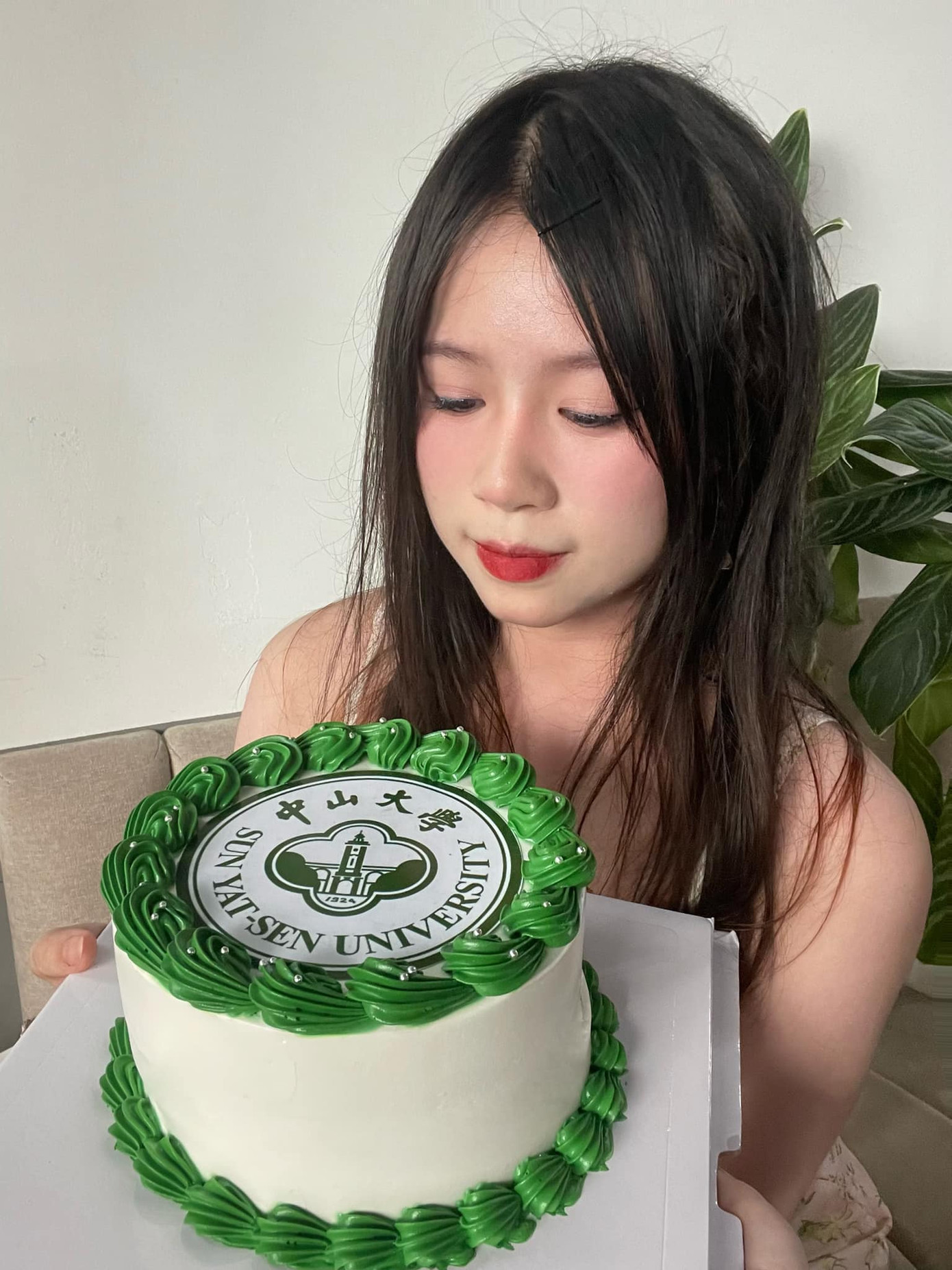 Từ năm thứ ba đại học, Thanh Hà có sự chuẩn bị kỹ cho hành trình du học. Từ năm thứ ba đại học, Thanh Hà có sự chuẩn bị kỹ cho hành trình du học.