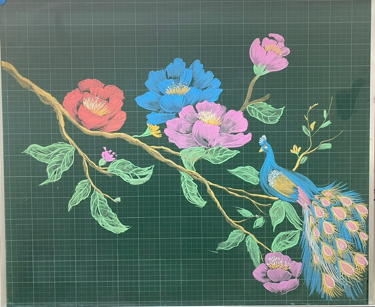 Tác phẩm chim công thể hiện khả năng vẽ trang trí bảng của thầy Hạnh. Tác phẩm chim công thể hiện khả năng vẽ trang trí bảng của thầy Hạnh.