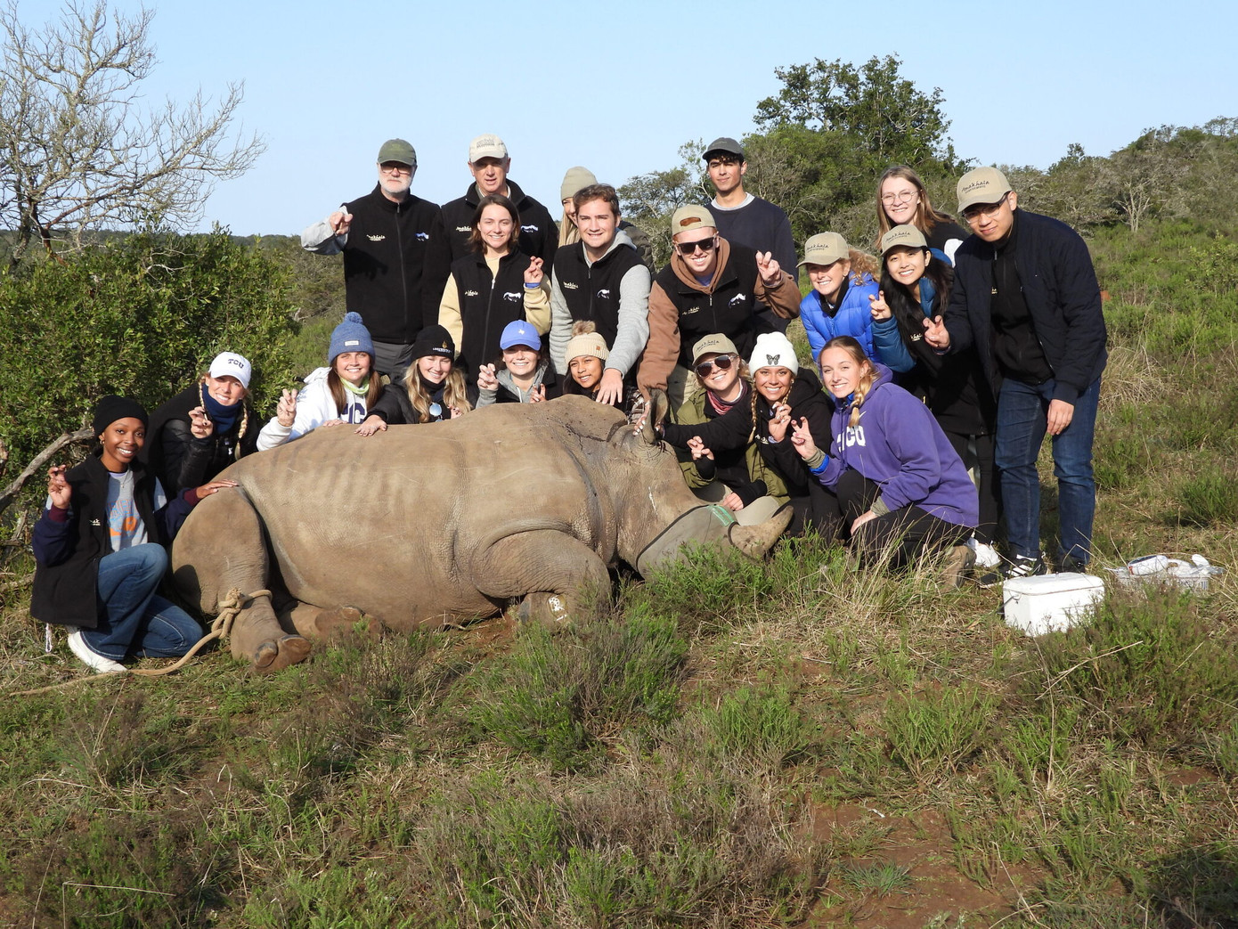 Minh Như (hàng giữa, thứ hai, từ phải sang) cùng những người bạn tham gia dự án chung tay bảo vệ tê giác. Minh Như (hàng giữa, thứ hai, từ phải sang) cùng những người bạn tham gia dự án chung tay bảo vệ tê giác.