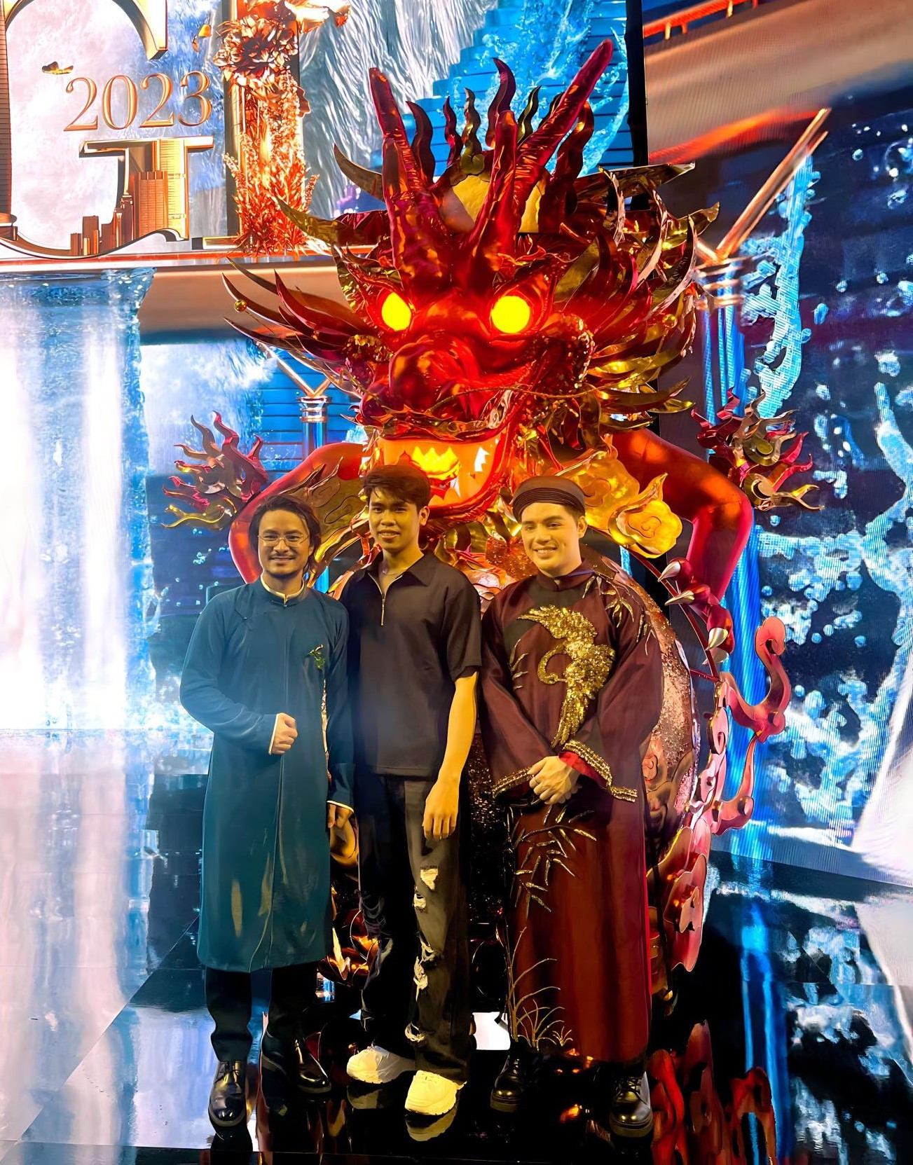 Vĩnh Tường (giữa) bên thiết kế "National costume" của mình. Vĩnh Tường (giữa) bên thiết kế "National costume" của mình.