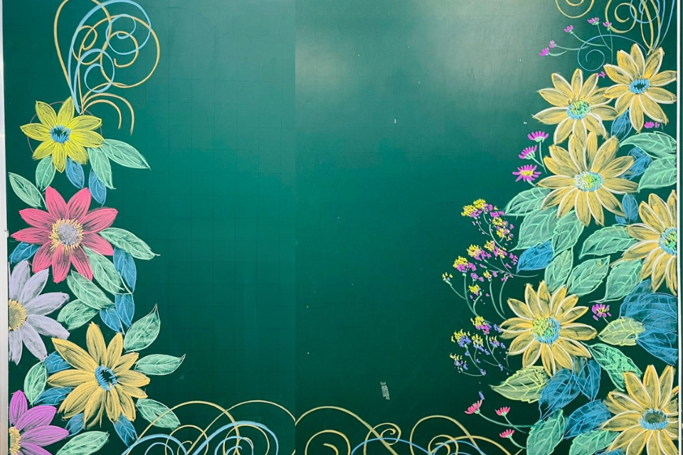 Vẽ trang trí bảng đòi hỏi người vẽ phải thật kiên trì, cẩn thận. Vẽ trang trí bảng đòi hỏi người vẽ phải thật kiên trì, cẩn thận.