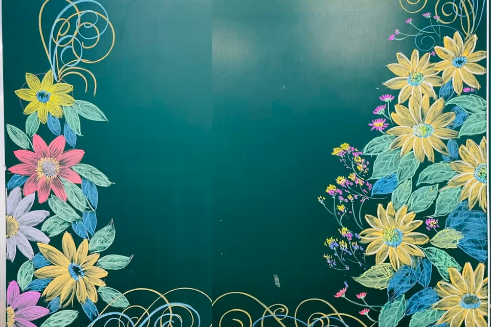 Vẽ trang trí bảng đòi hỏi người vẽ phải thật kiên trì, cẩn thận.