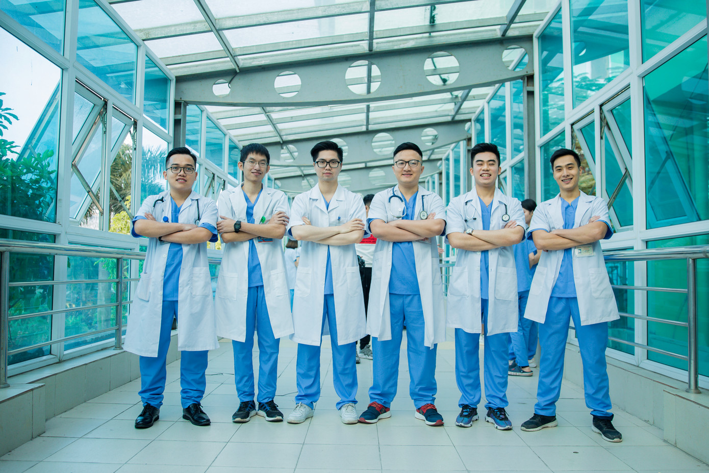 Bác sĩ Kiên (thứ hai, từ phải sang) cùng đồng nghiệp.