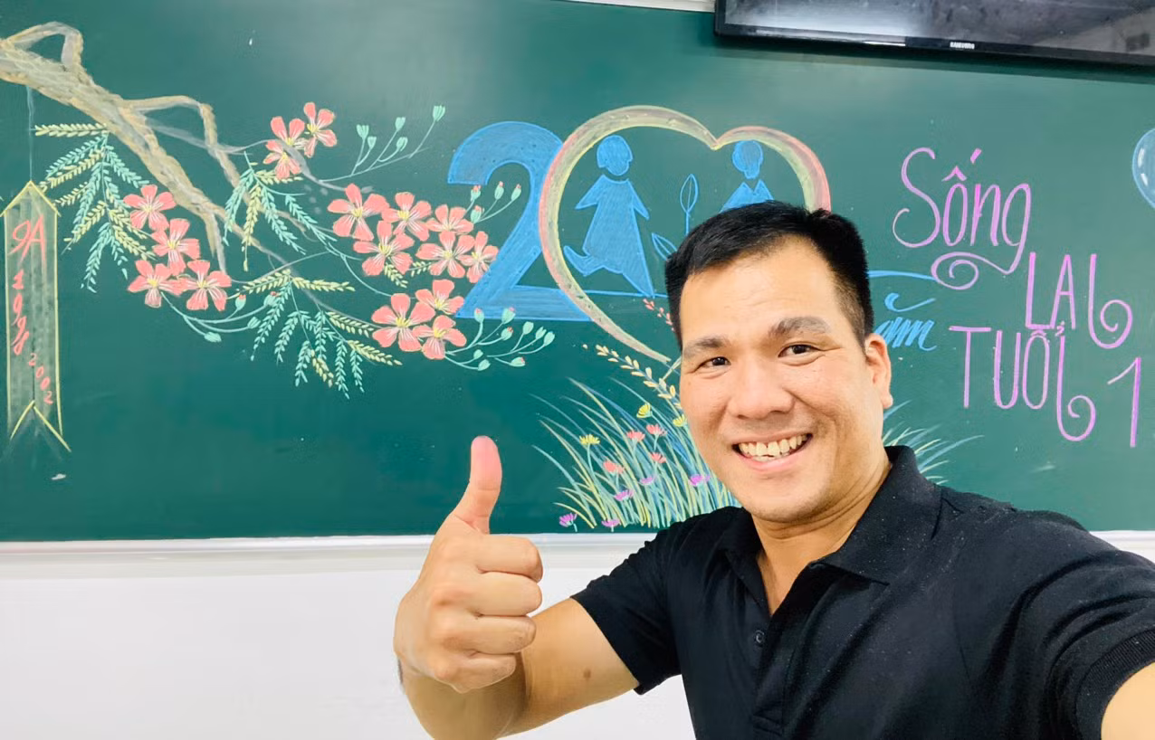 Thầy Nguyễn Trí Hạnh khiến nhiều người ngưỡng mộ bởi tài vẽ trang trí bảng.