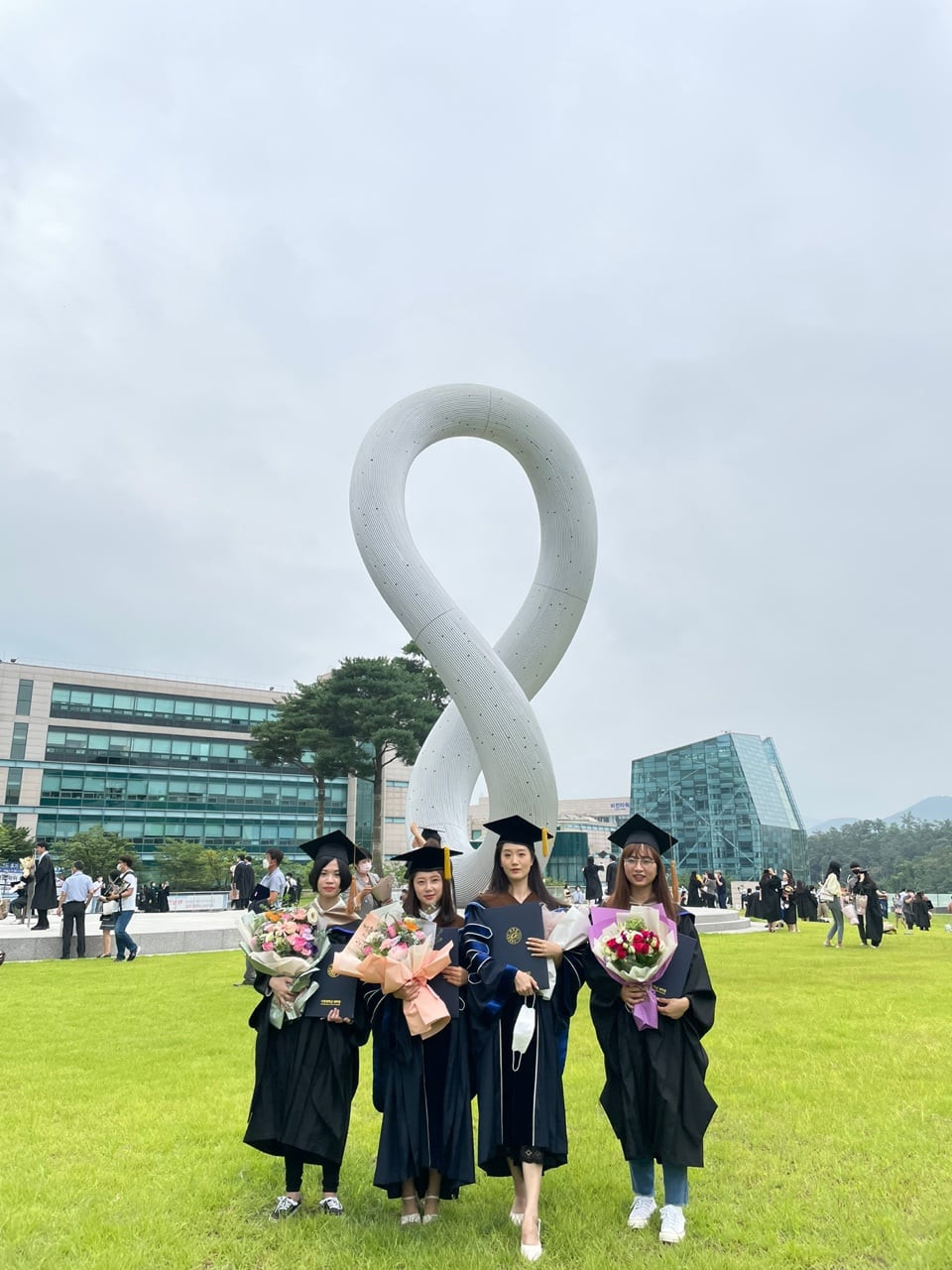 Thanh (ngoài cùng bên trái) trong ngày tốt nghiệp Thạc sĩ.