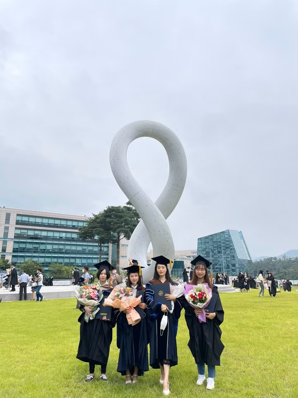 Thanh (ngoài cùng bên trái) trong ngày tốt nghiệp Thạc sĩ.