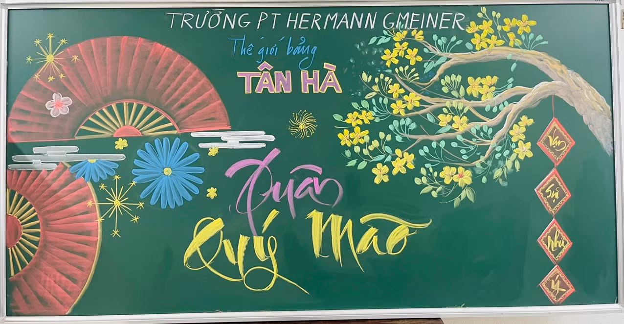 Thầy Hạnh vẽ trang trí bảng chúc mừng Năm mới.