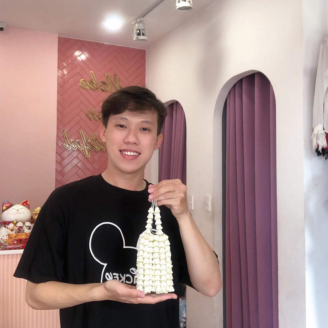 Nguyễn Thanh Huy với đam mê kết hoa nghệ thuật. Nguyễn Thanh Huy với đam mê kết hoa nghệ thuật.