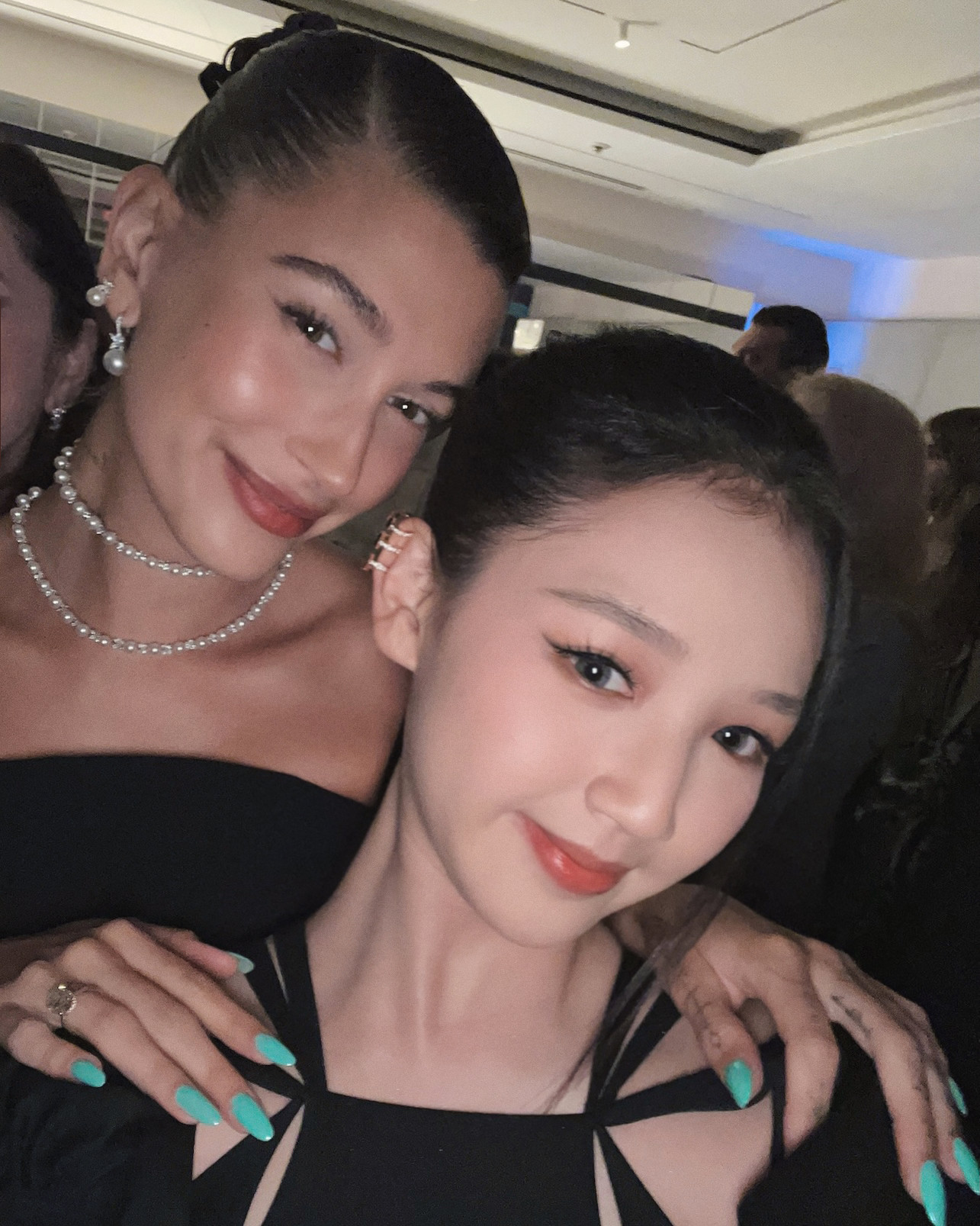 AMEE còn selfie thân thiết bên Hailey Bieber. AMEE còn selfie thân thiết bên Hailey Bieber.