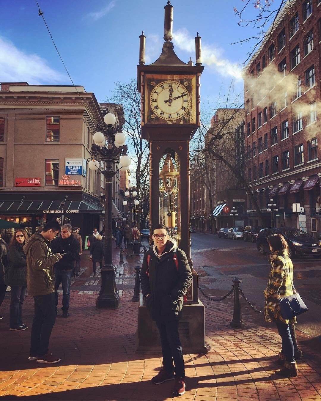 Lê Lâm Nhật Huy chụp ảnh tại chiếc đồng hồ Gastown Steam Clock, Vancouver, Canada.