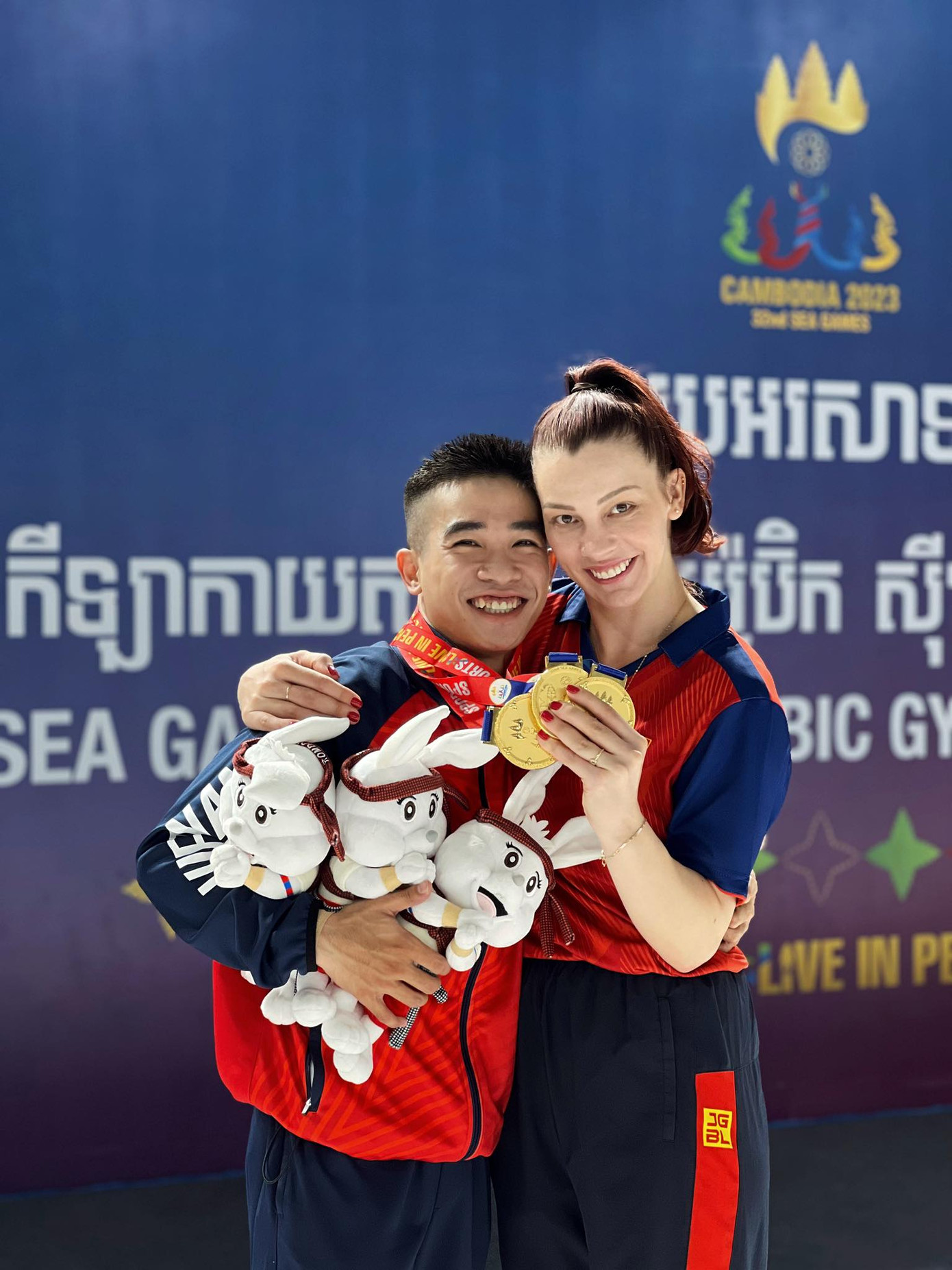 Lê Hoàng Phong (trái) và chuyên gia Bulgari Siyana Bozhilova