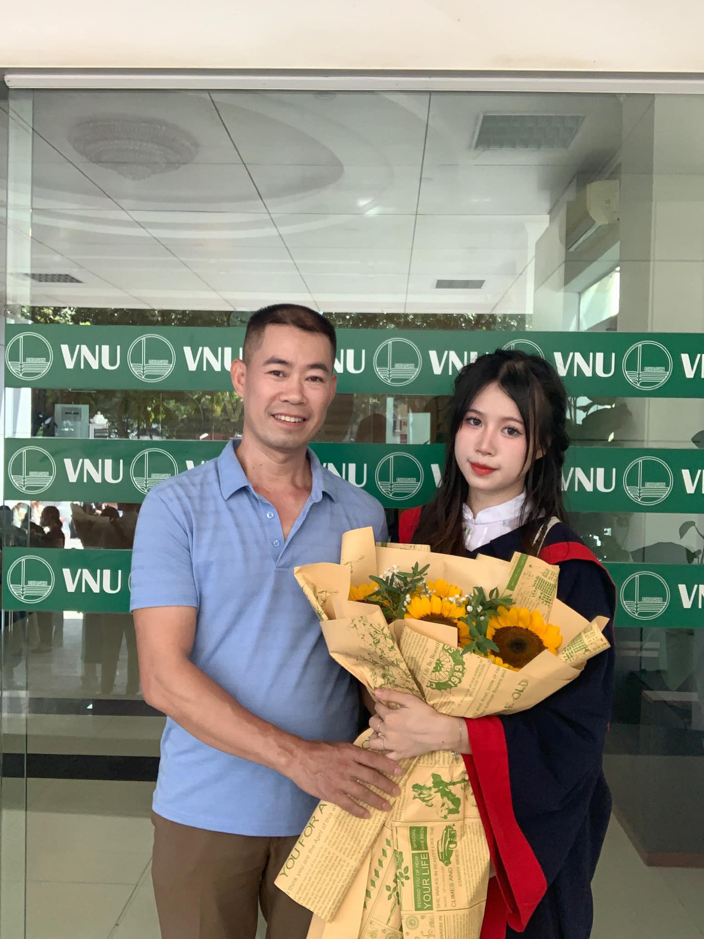 Thanh Hà chụp ảnh cùng bố trong ngày tốt nghiệp đại học. Thanh Hà chụp ảnh cùng bố trong ngày tốt nghiệp đại học.