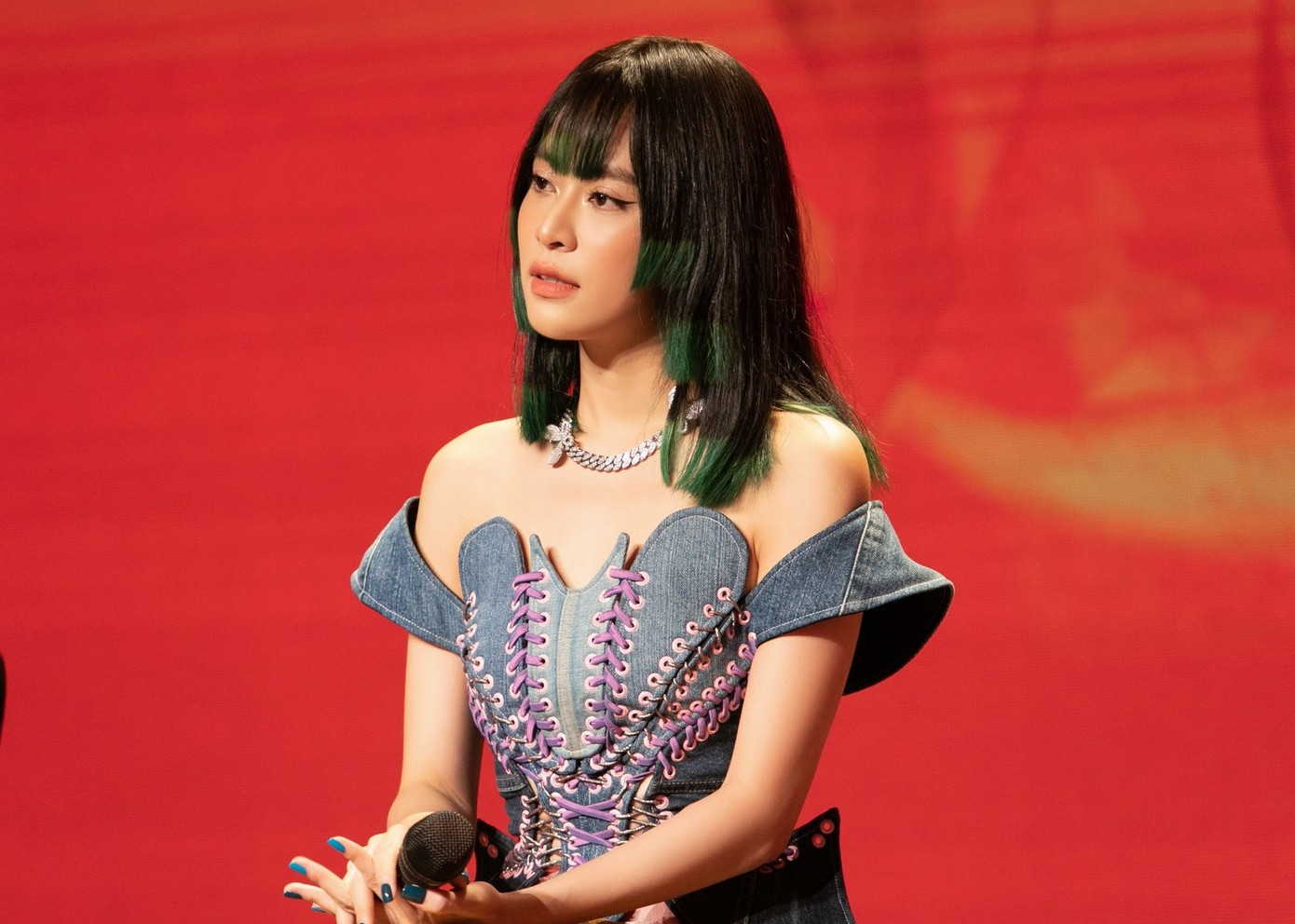 Hoàng Thùy Linh. Hoàng Thùy Linh.