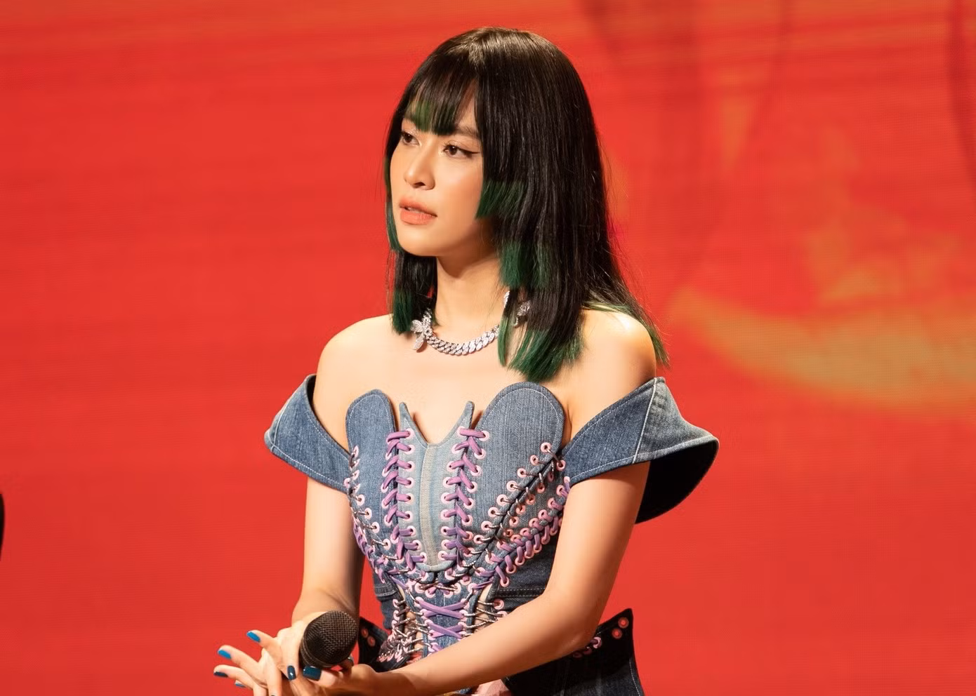 Hoàng Thùy Linh.