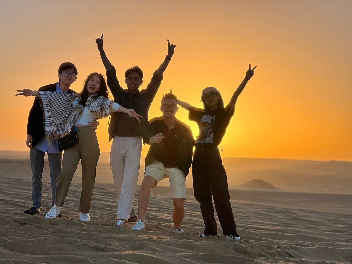 Đại Đắc (giữa) trải nghiệm cùng những người bạn.