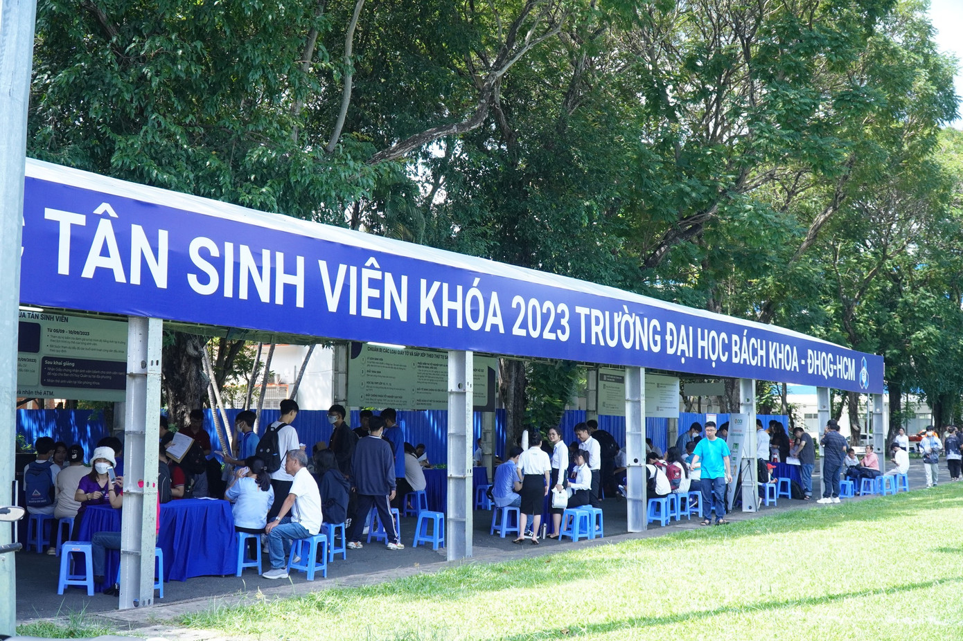 Tân sinh viên trường ĐH Bách khoa (ĐHQG TP. HCM) được hướng dẫn kỹ càng khi nhập học. Tân sinh viên trường ĐH Bách khoa (ĐHQG TP. HCM) được hướng dẫn kỹ càng khi nhập học.