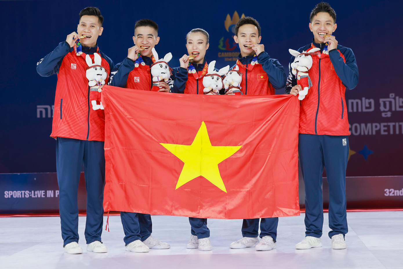 Lê Hoàng Phong (thứ hai, từ trái sang) chụp ảnh cùng các vận động viên đội tuyển Aerobic Việt Nam tại SEA Games 32.