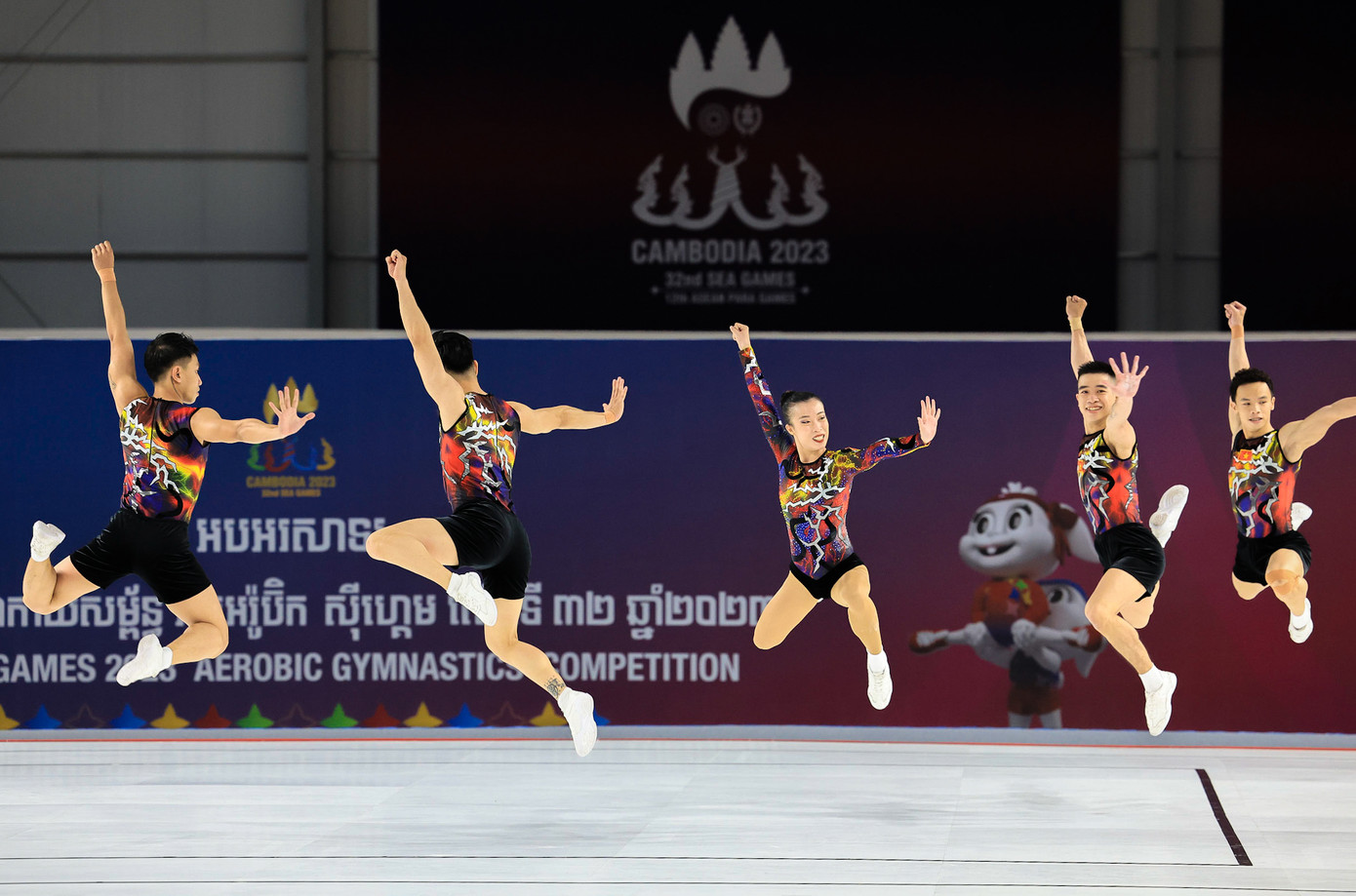 Lê Hoàng Phong cùng đồng đội thuộc đội tuyển Aerobic Việt Nam giành Huy chương Vàng nội dung nhóm 5 người. (Ảnh: Quỷ Cốc Tử)
