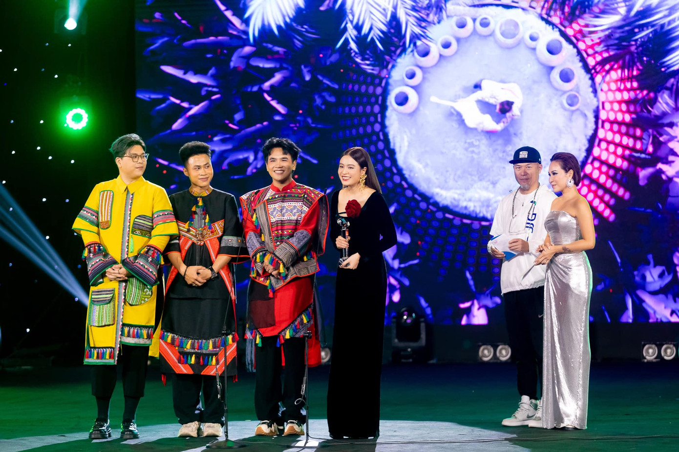 Hoàng Thùy Linh và nhóm DTAP nhận giải Làn sóng xanh. Hoàng Thùy Linh và nhóm DTAP nhận giải Làn sóng xanh.