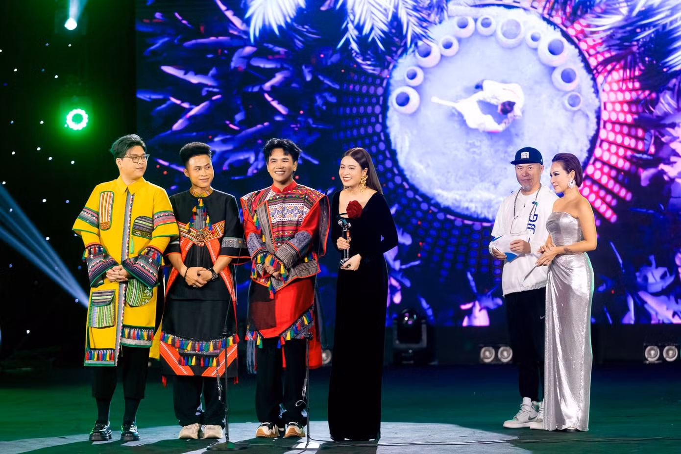 Hoàng Thùy Linh và nhóm DTAP nhận giải Làn sóng xanh.