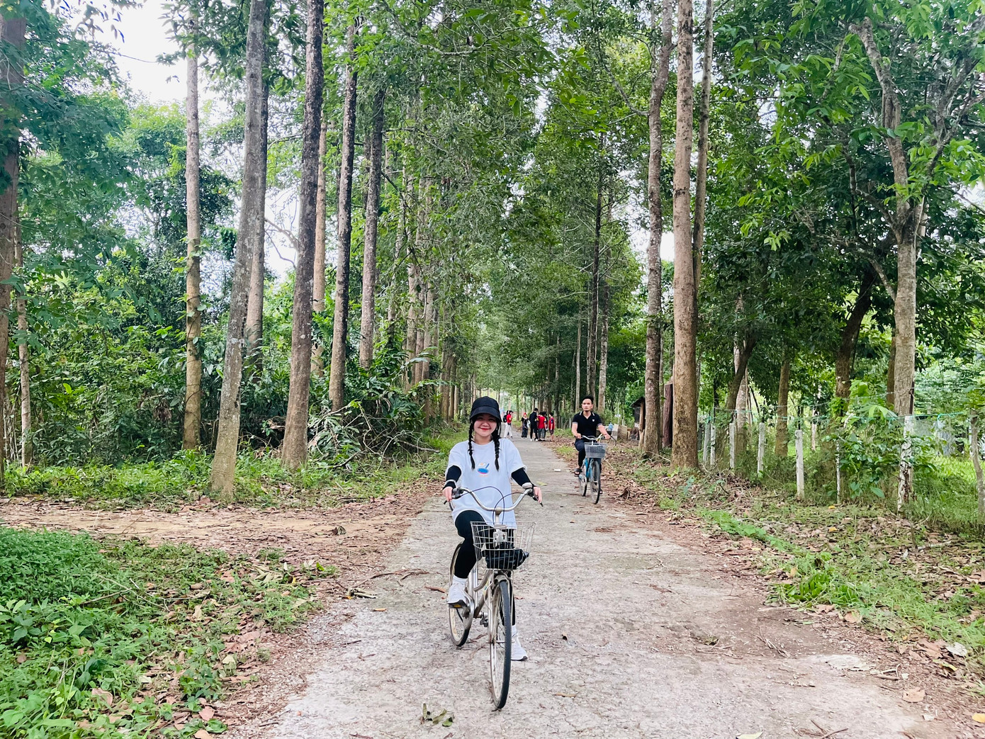 Quỳnh Anh bên con đường rừng trong vườn quốc gia Nam Cát Tiên.