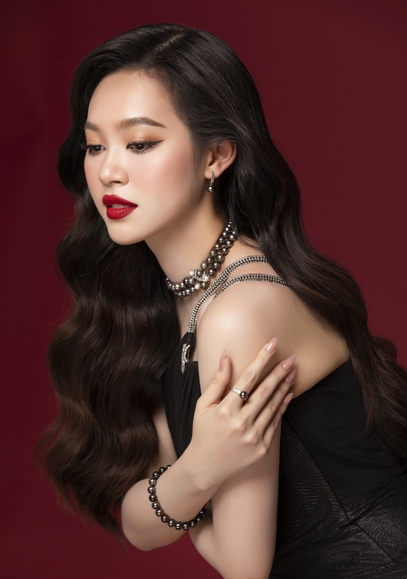 Á hậu 1 Trịnh Thùy Linh sở hữu nhan sắc ngọt ngào cùng với gương mặt xinh xắn. Thùy Linh ở hiện tại cũng có nhiều thay đổi về định hướng thời trang, cô nàng thường xuyên thay đổi nhiều phong cách khác nhau hợp xu hướng, có lúc 'bánh bèo' dịu dàng, có lúc cá tính quyến rũ.