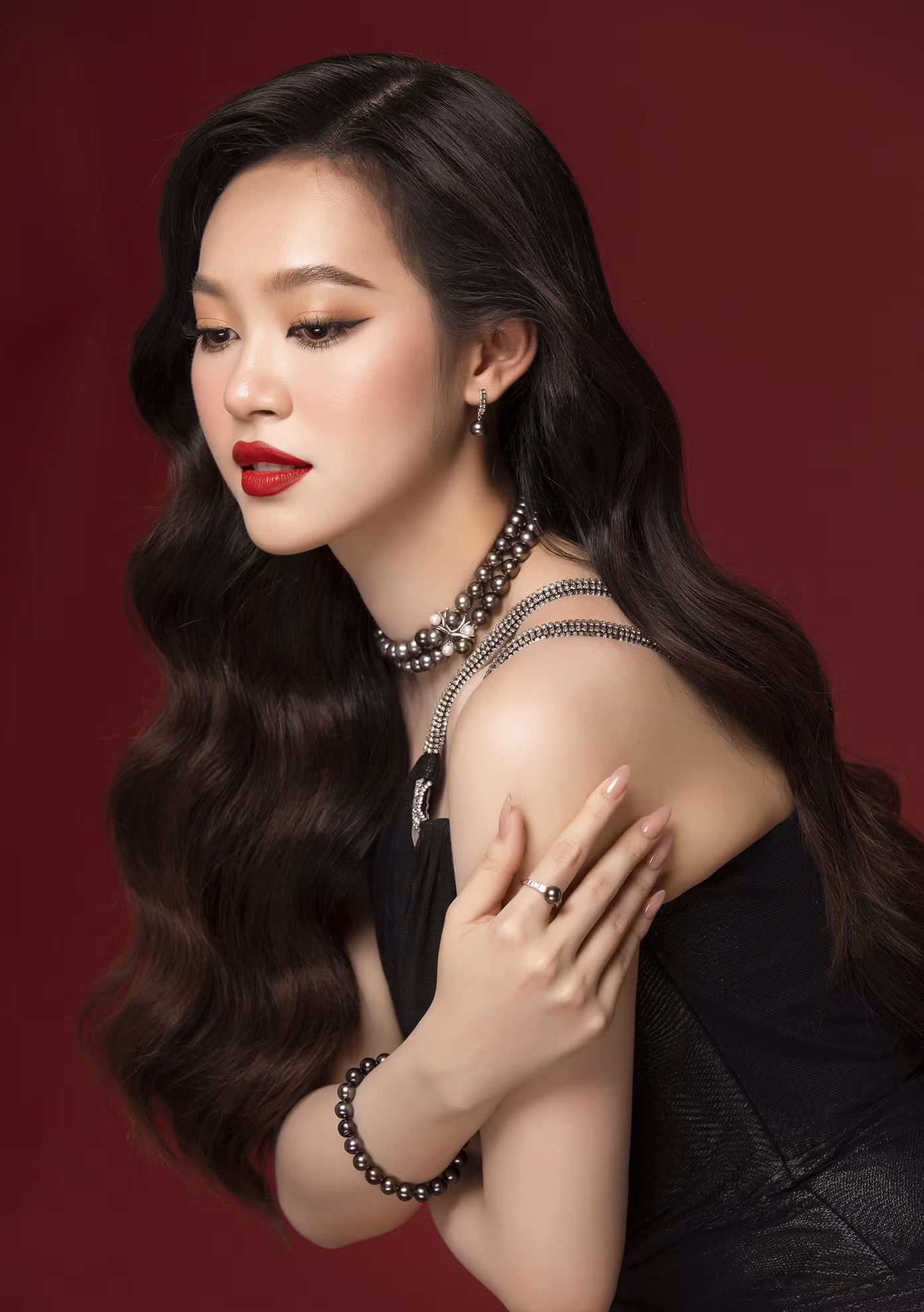 Á hậu 1 Trịnh Thùy Linh sở hữu nhan sắc ngọt ngào cùng với gương mặt xinh xắn. Thùy Linh ở hiện tại cũng có nhiều thay đổi về định hướng thời trang, cô nàng thường xuyên thay đổi nhiều phong cách khác nhau hợp xu hướng, có lúc 'bánh bèo' dịu dàng, có lúc cá tính quyến rũ.