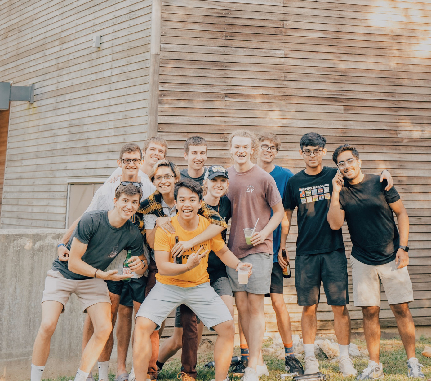 Nhật Tiến chụp cùng các bạn ở nước ngoài. Nhật Tiến chụp cùng các bạn ở nước ngoài.