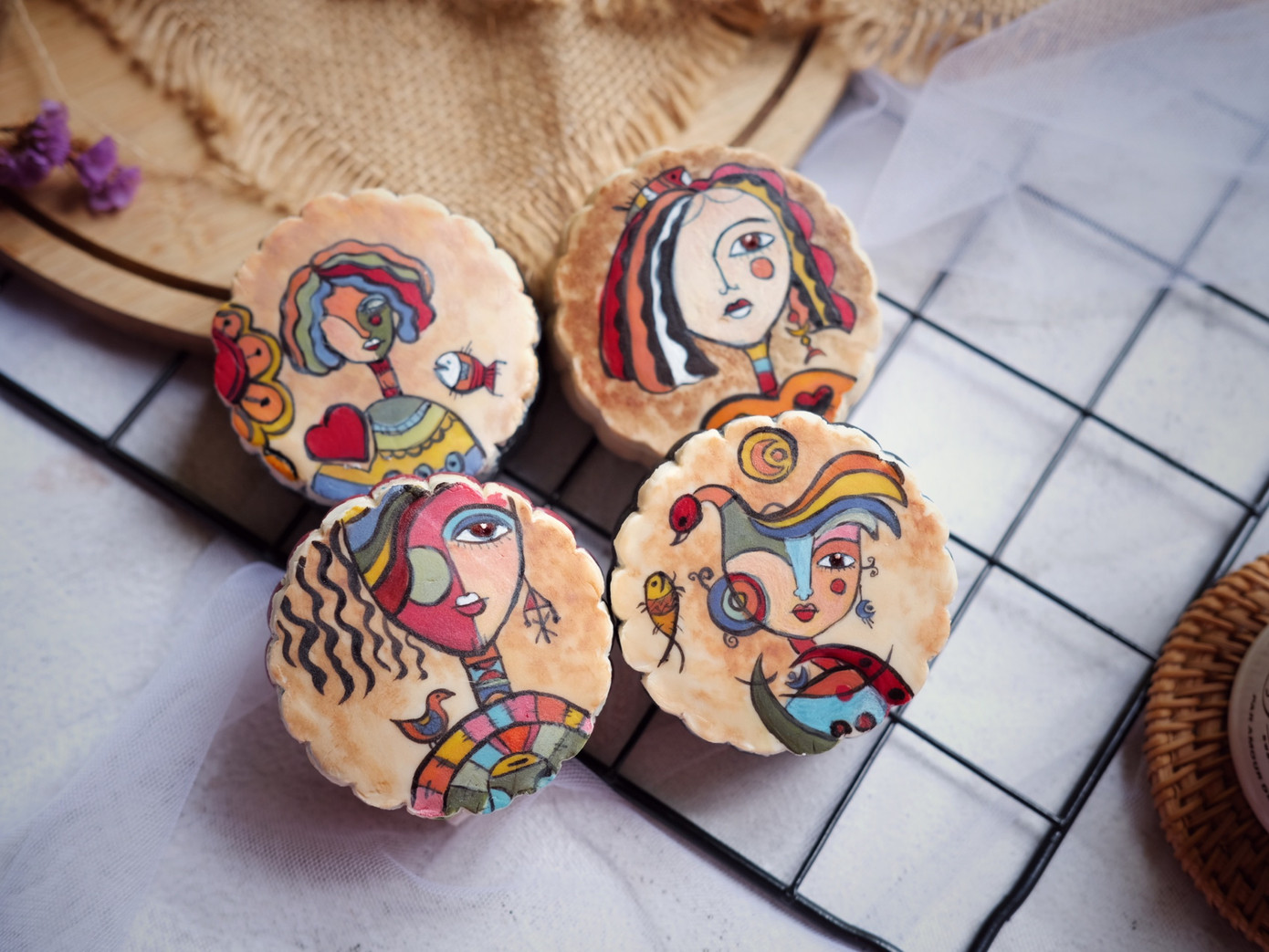 Cô nàng 9X lựa chọn đậu xanh và đậu trắng để làm nền vẽ bởi nền đậu vừa dễ làm và giữ được màu lâu.