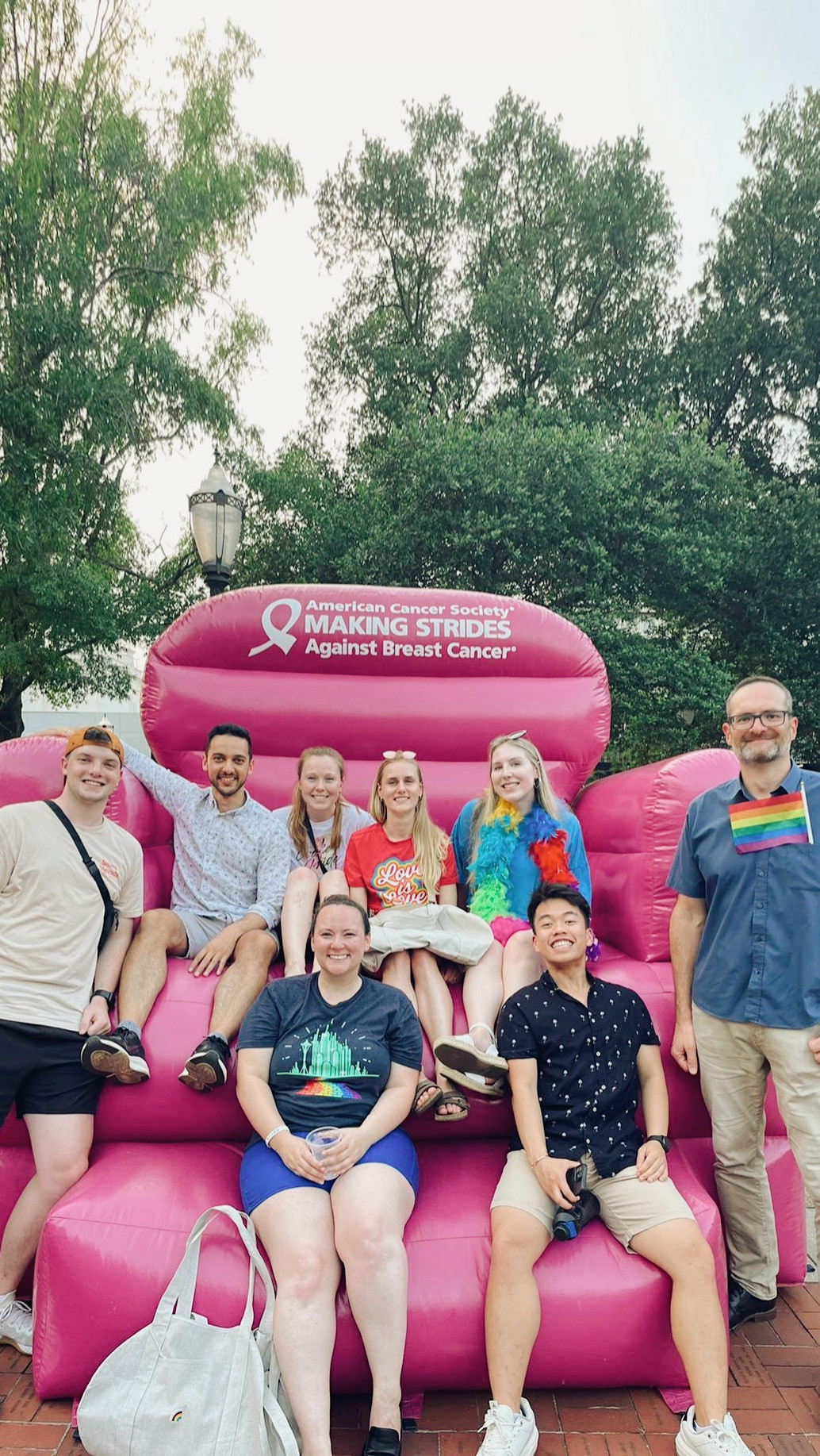 Nhật Tiến chụp cùng đồng nghiệp tại MI-GSO | PCUBED. Nhật Tiến chụp cùng đồng nghiệp tại MI-GSO | PCUBED.